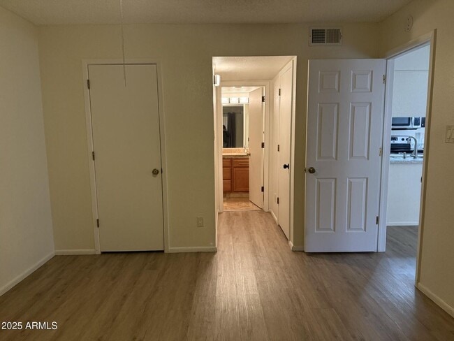 Building Photo - Newly renovated! 2 BED CONDO AT SOSSMAN & MAIN!