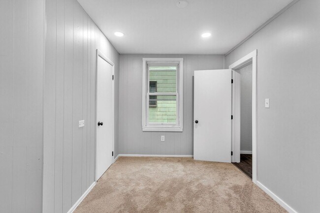 Building Photo - 4 Bed 2 Bath - Newly updated Shadyside home