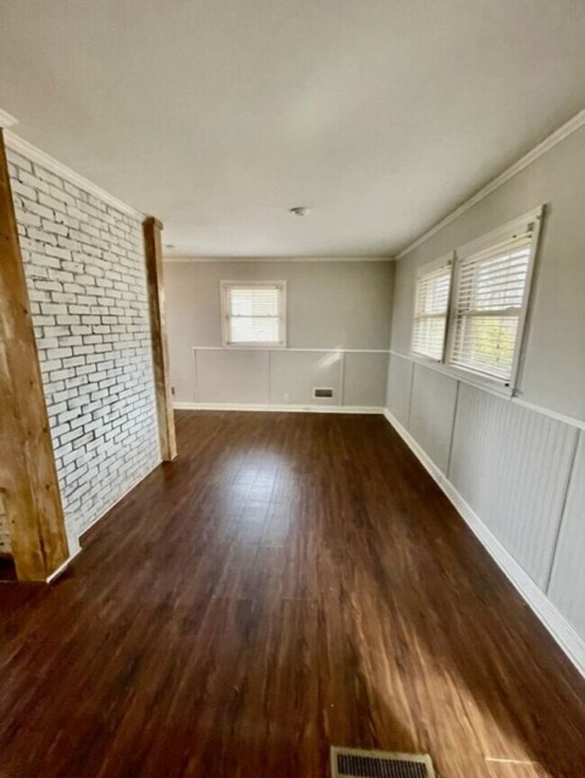 Building Photo - Adorable 3-bed 2-bath brick ranch, sitting on nearly a half acre lot, is located in Gastonia