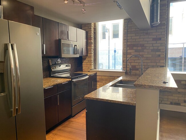 Building Photo - Gorgeous 2 bed/1.5 bath in the Heart of Do...