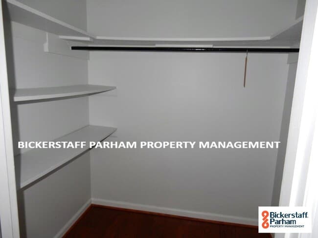 Building Photo - 4 Bedroom 2 Bath Located Off Of Double Chu...