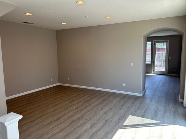 Building Photo - Beautiful 5 Bedroom, 3 Bath Brentwood Home / Downstairs Bedroom and Bath