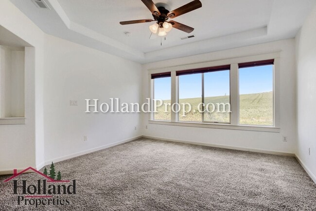 Building Photo - Spacious 4-Bedroom Portland Home with Fenced Yard, Fireplace & Modern Finishes!