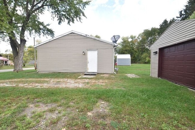 Building Photo - Elkhart North West- 3 bedroom ranch with d...