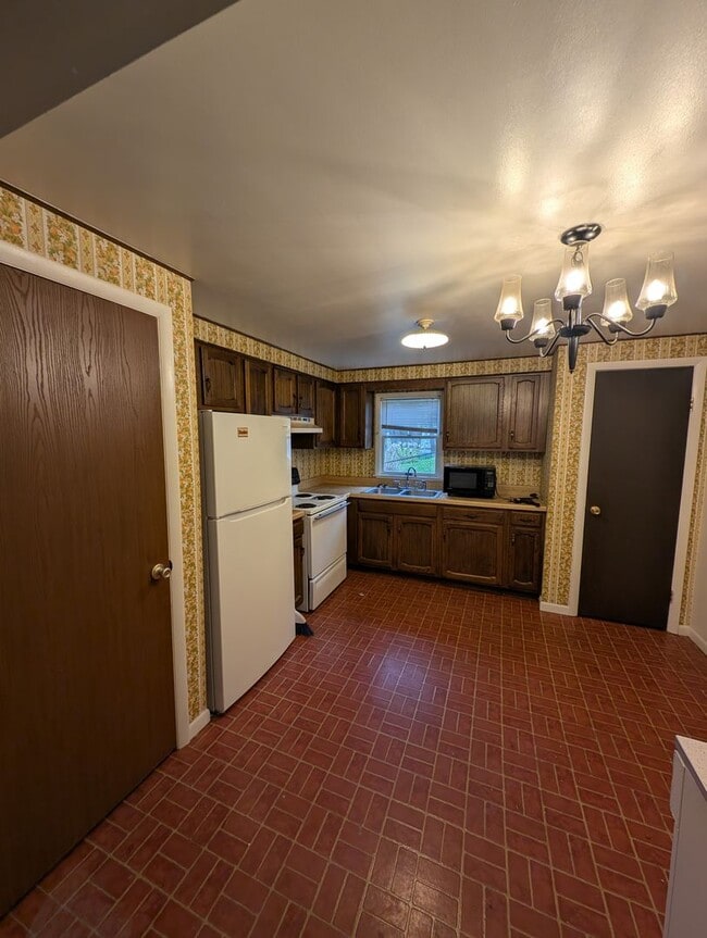 Building Photo - 2110-2110 Hollingsworth St