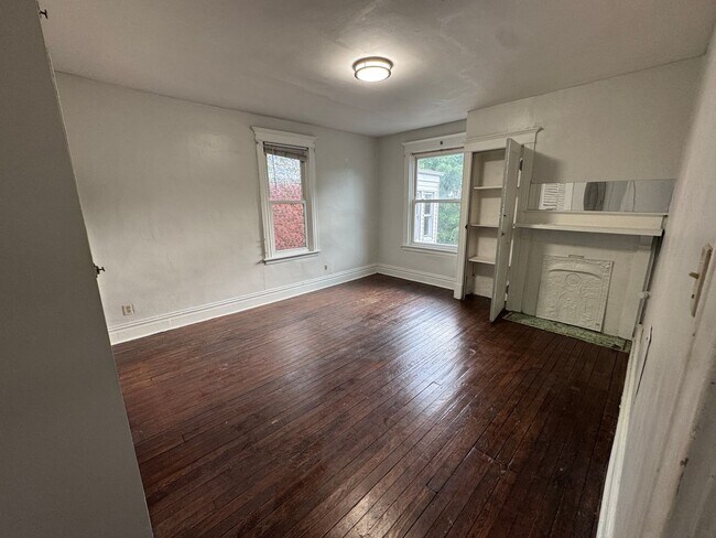 Building Photo - Pittsburgh, Mt. Washingtom Neighborhood- 3 Bedroom 1 Bath House, Yard