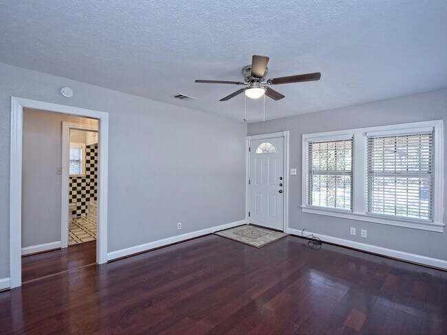 Building Photo - Charming 2 bed/1 bath home in the East side