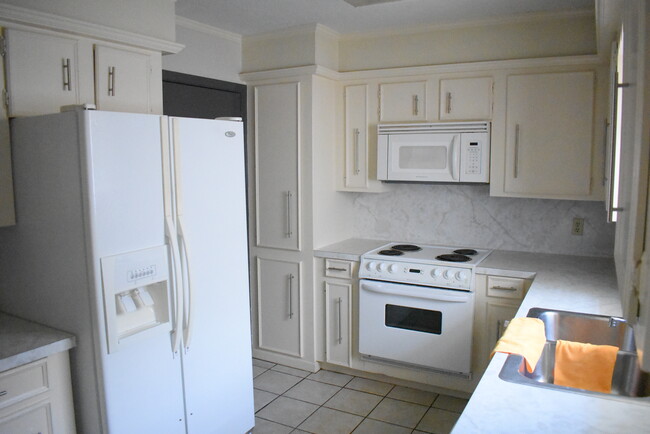 Building Photo - 523 Arbor Oak Dr