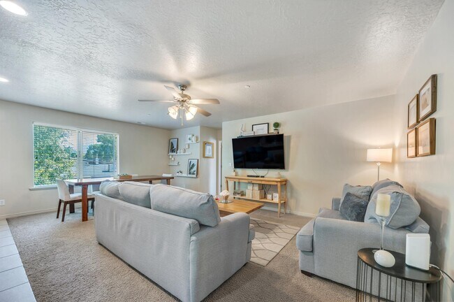 Building Photo - 35 E 150 N