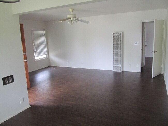 Building Photo - Sycamore (610-612) East