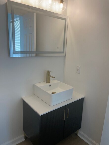 Building Photo - 647 Croft Dr