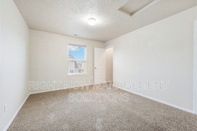 Building Photo - 1860 E Adelaide Dr