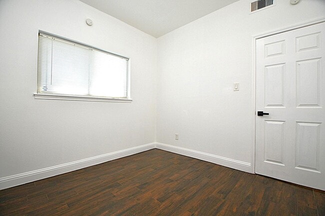 Building Photo - 2203 Briarview Dr