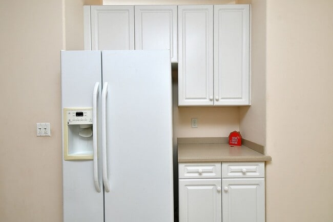Building Photo - 2 Bedroom with Den and Garage. Over !800 Sq. Ft under air