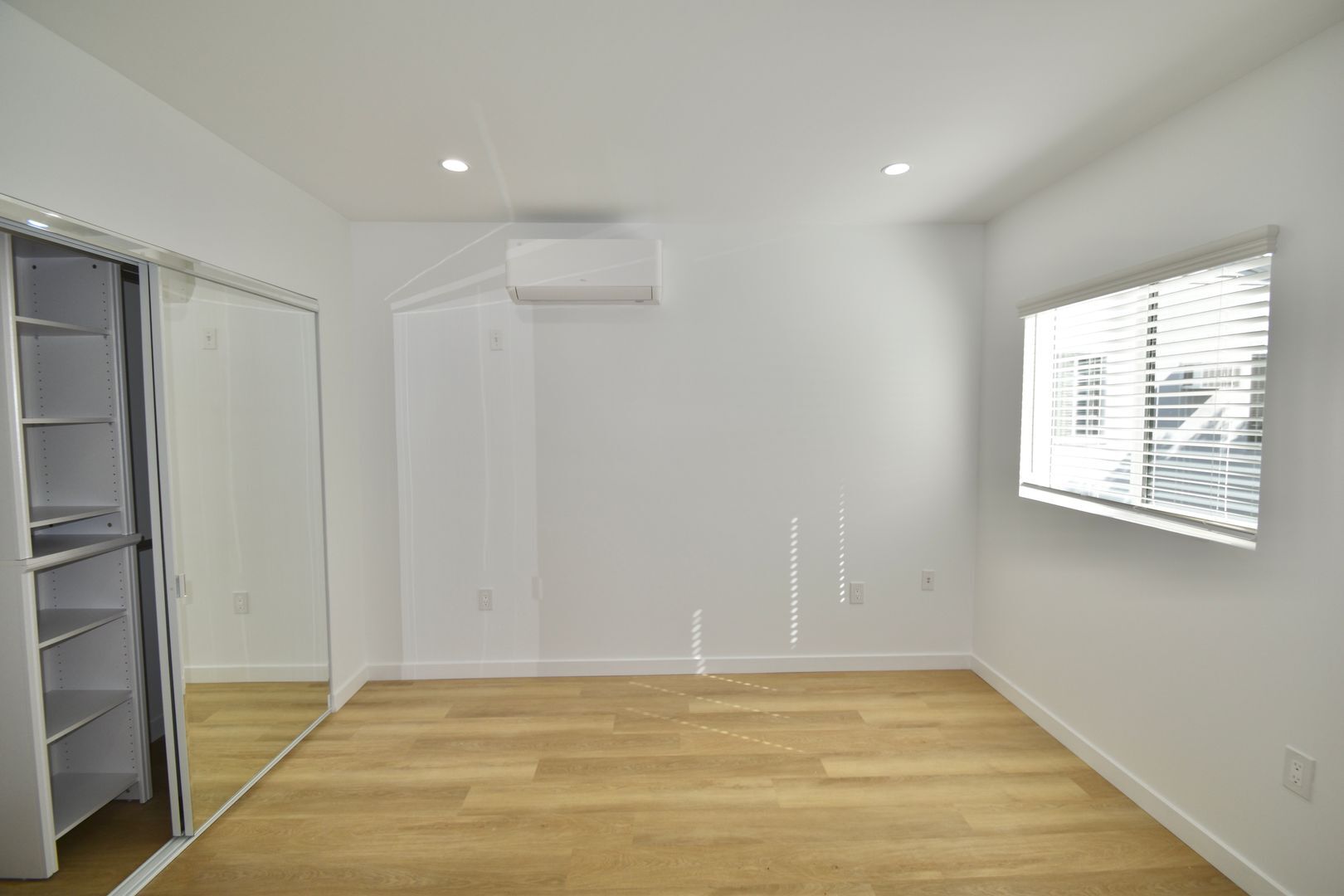 Building Photo - 11645 Moorpark St