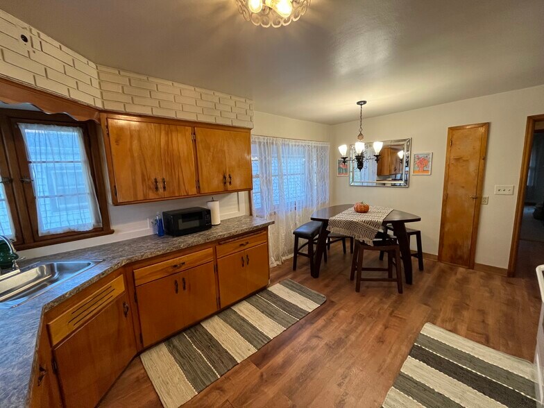 Building Photo - 220 E Wilbur Ave