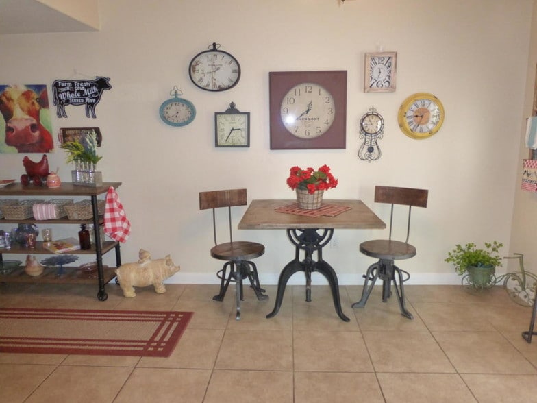 Eating Area - 370 1425 N St
