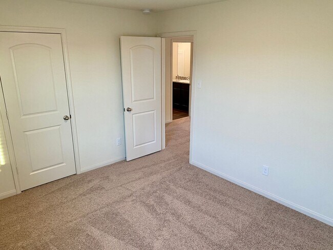 Building Photo - Experience Luxury Living: 4 Beds, 2.5 Bath...