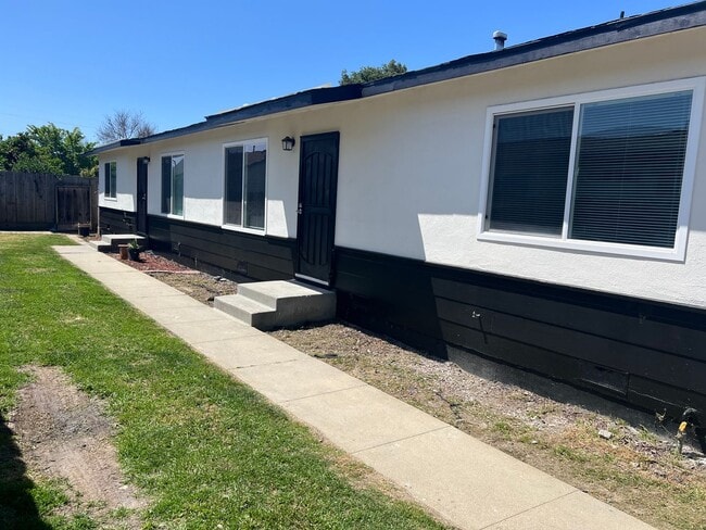 Building Photo - 223-227 W Curtis St.