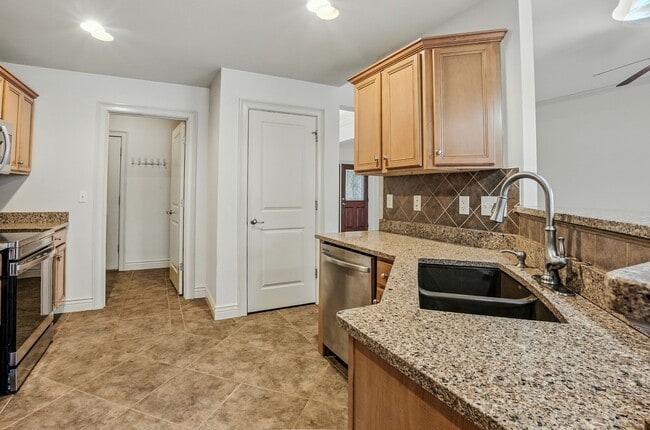 Building Photo - Marvelous 3 Bedroom House In Mill Creek Manor!