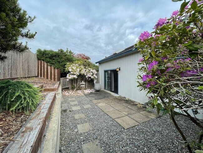 Building Photo - Comfortable 2bd/2bath Condo with garage of...