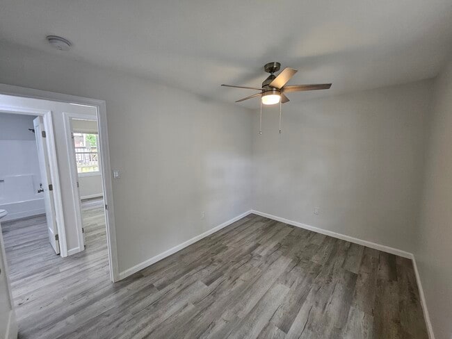 Building Photo - 906 Elfin Ave