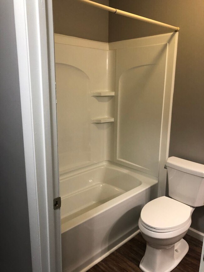 Building Photo - One Bedroom / One Bath Duplex Blountville, TN 37617