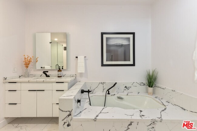 Building Photo - 1210 Kings Rd