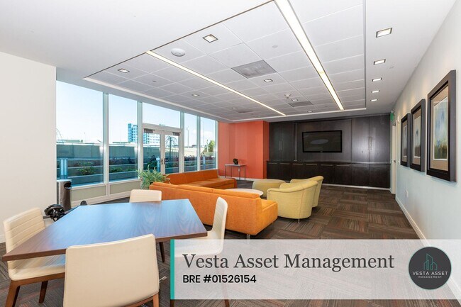 Building Photo - Luxurious High-Rise Living with Iconic San Francisco Views