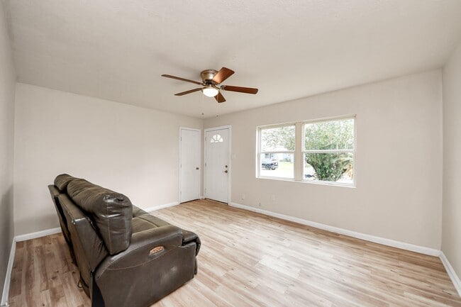 Building Photo - 10506 Sierra Dr