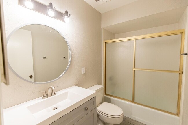 Building Photo - 2908 E Avenida Olivos