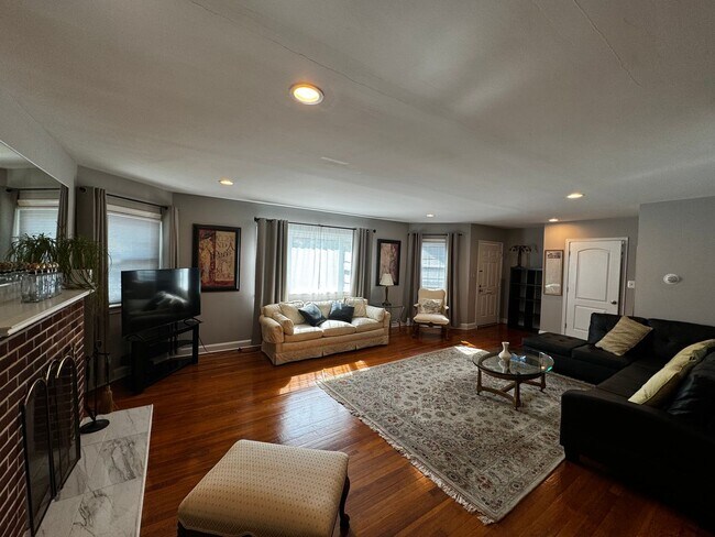 Building Photo - Spacious Furnished 4BR Home with Prime Location Near Marymount and Metro