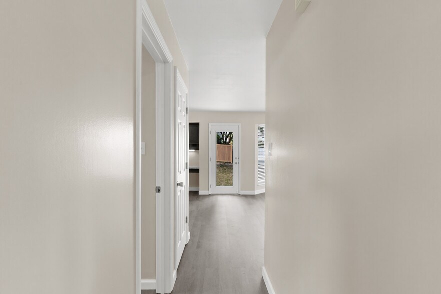 Building Photo - 245 Westridge Parc Ln