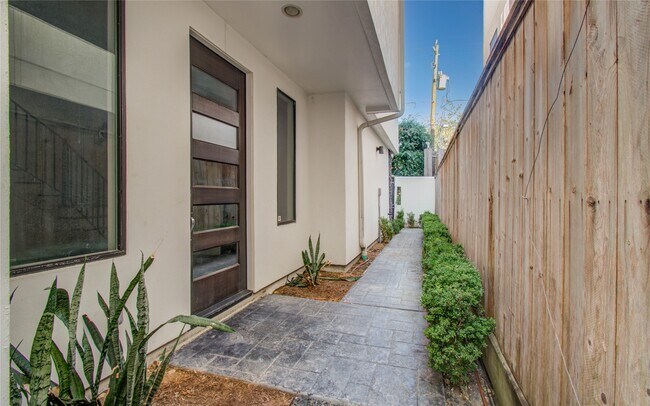 Building Photo - 1808 Ridgewood St