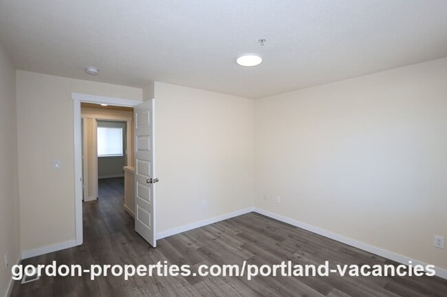 Building Photo - SE 121st Ave- 3 bedroom townhome with gas fireplace
