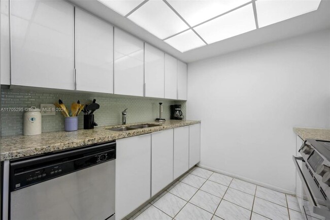 Building Photo - 3 bedroom in Hallandale FL 33009