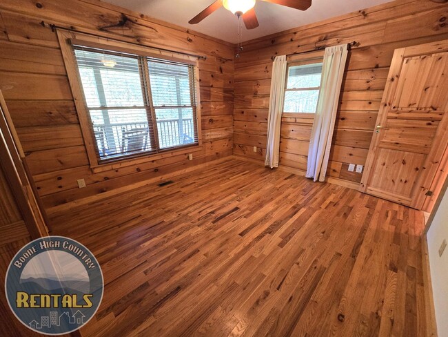 Building Photo - Beautiful Cabin in Sugar Grove with Multi-...