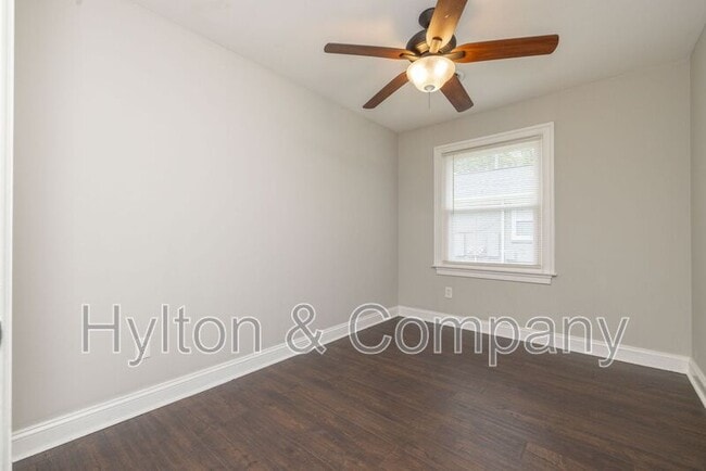 Building Photo - 220 W 31st St