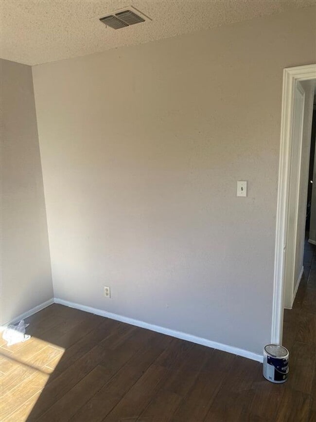 Building Photo - Large 3 bed 2 bath duplex