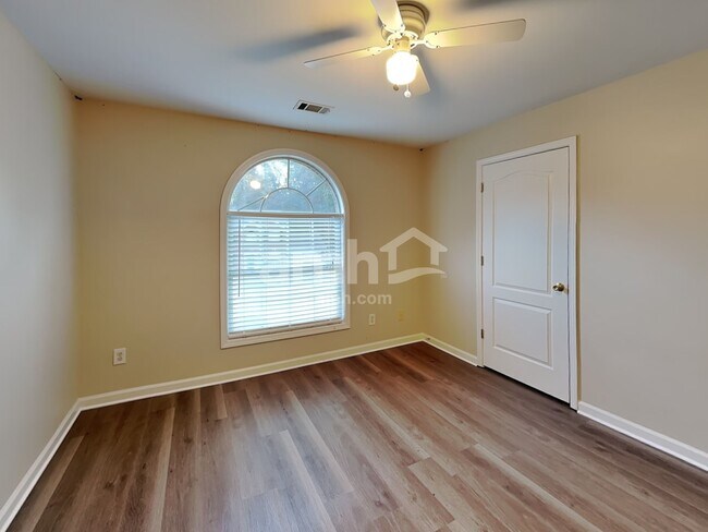 Building Photo - 1054 Falls Brooke Dr