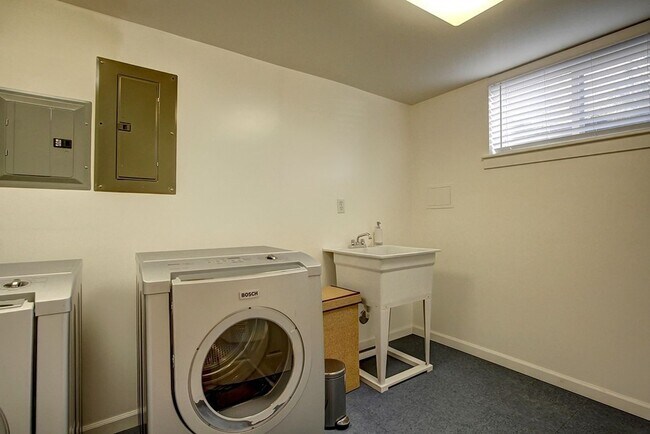 Building Photo - CLICK "REQUEST A TOUR" NOW!