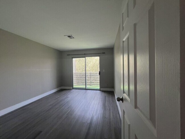 Building Photo - 2b2b TownHouse $1620