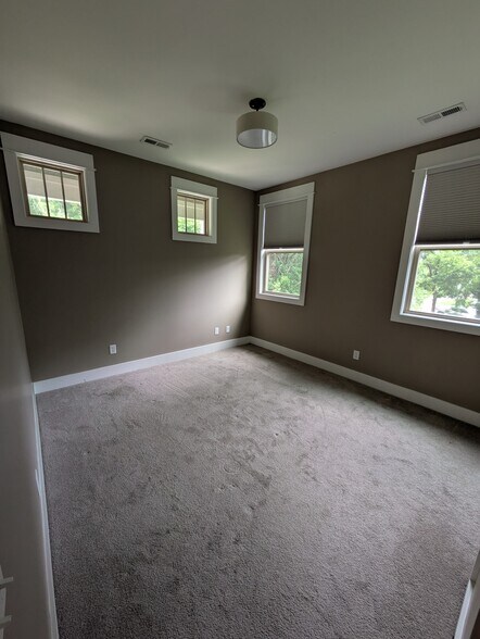 Building Photo - 2024B Straightway Ave