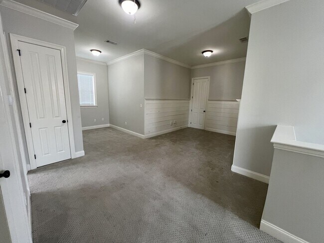 Building Photo - Stunning 4 bedroom, 3 bathroom 2 story hom...