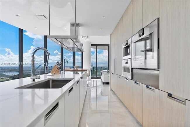Building Photo - 15701 Collins Ave