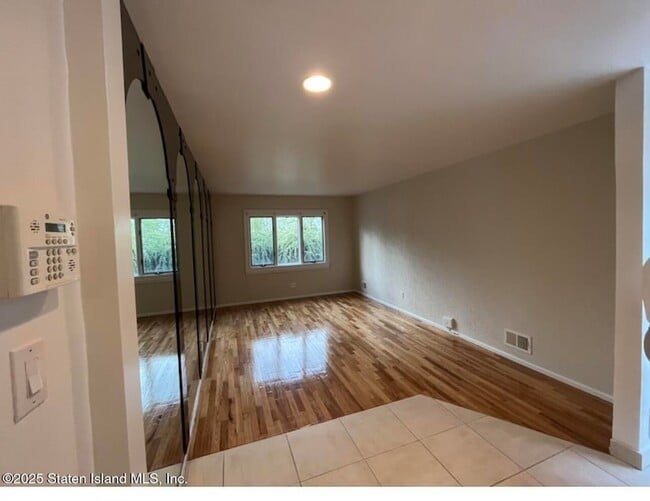 Building Photo - 384 Purdy Ave