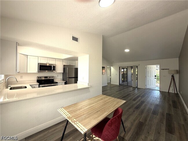 Building Photo - 2811 SE 15th Pl