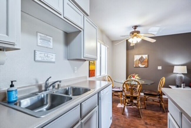 Building Photo - Furnished, Short term or long term Condo with community Pool