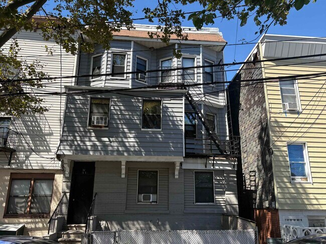 Building Photo - 33 Emerson Ave