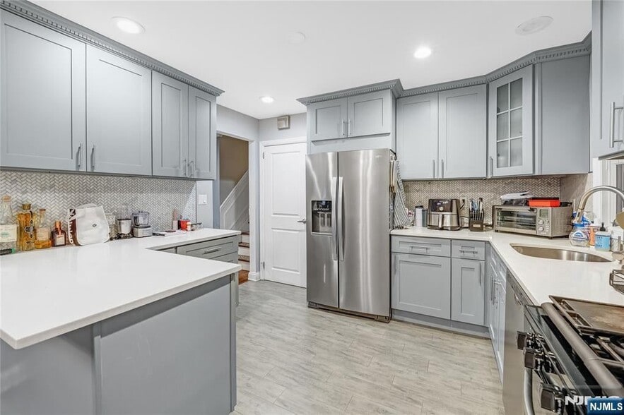 Building Photo - 194 Delmar Ave